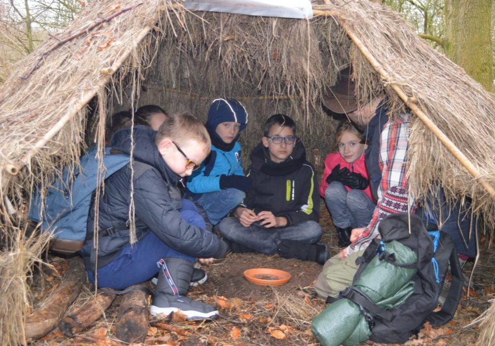survivalschool racoon survival hut