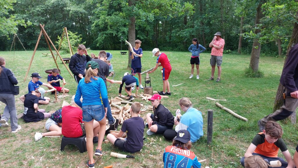 Racoon voor scholen survival en bushcraft